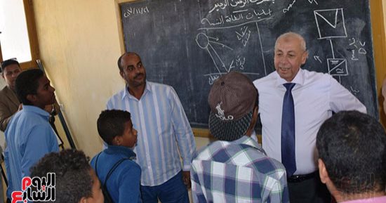 صور.. محافظ أسوان يتفقد مدرسة الطاقة الشمسية ببنبان