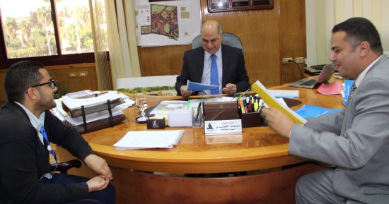 مركز المكفوفين يهدى رئيس جامعة كفر الشيخ كتابا لتوثيق المستشفى الجامعى.. صور