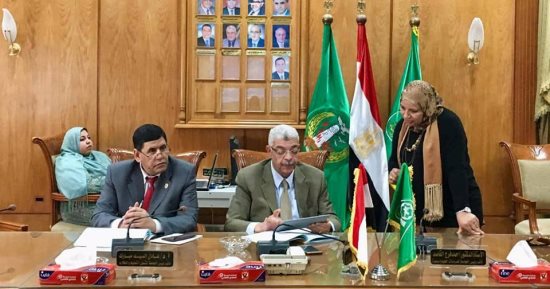 نائب رئيس جامعة المنوفية يجتمع بلجنة المشروعات البحثية التطبيقية بالجامعة