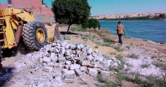 إزالة 15 حالة تعدى بالبناء على مجرى النيل جنوب بنى سويف