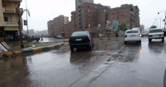 المرور يناشد السائقين توخى الحذر أثناء القيادة بسبب هطول الأمطار 