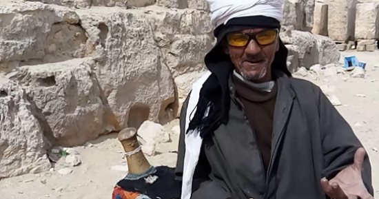 صور.. عم "جويلى".. 53 سنة بيفسح السياح على جمله "ميكى ماوس"