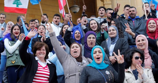 صور.. احتفالات عارمة فى بيروت عقب تراجع الحريرى عن الاستقالة