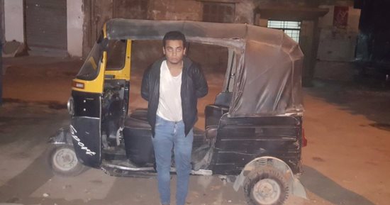 سقوط "موكه" أثناء قيادته "توك توك" بعد سرقته بالإكراه من قائده بحلوان
