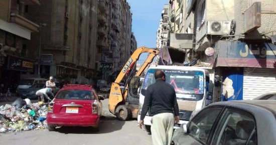 حملة مكبرة لإزالة تلال القمامة من شوارع القومية بالزقازيق 