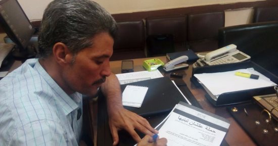 صور.. 20 ألف مواطن بأسوان ورجال أعمال بالفيوم يوقعون "علشان تبنيها"