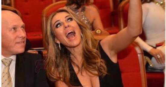 النجمة إليزابيث هيرلى تنشر صورة سيلفى لها من مهرجان القاهرة السينمائى