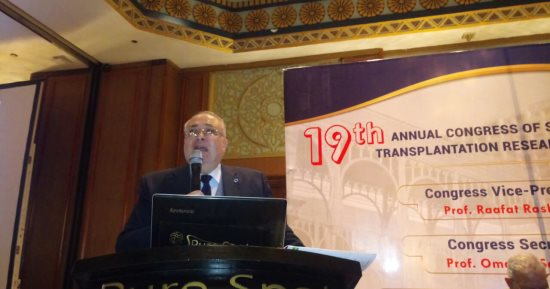 عميد معهد السكر يحذر: العلاج بالخلايا الجذعية "نصب" وبول ولبن الإبل "وهم"