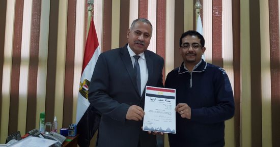 سكرتير مساعد بنى سويف يوقع استمارة "علشان تبنيها" 