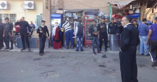 صور.. مجلس مدينة الأقصر يخلى عقار آيل للسقوط من الأهالى بشارع سعد زغلول