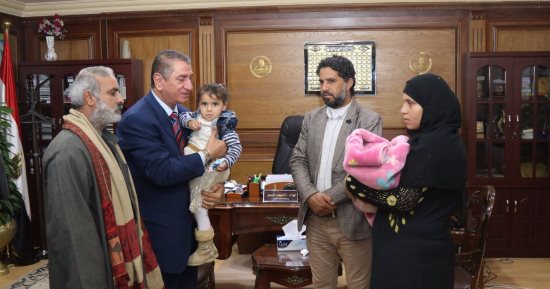 محافظ كفر الشيخ يمنح لأسرة شهيد رحلة عمرة وإعانة مالية ويطلق اسمه على مدرسة
