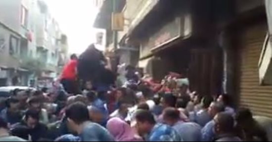 فيديو اليوم .. إغماءات وإصابات لشراء السجائر بمنفذ تابع لـ"الشرقية للدخان"