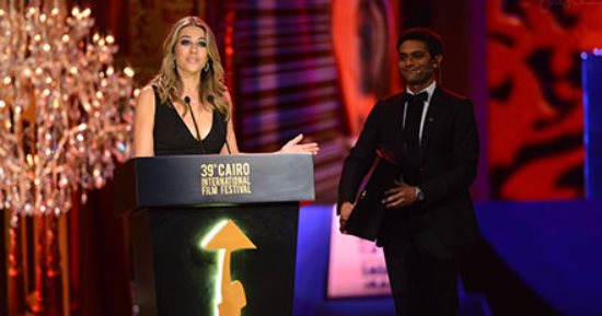 صور.. مهرجان القاهرة يكرم إليزابيث هيرلى.. والنجمة العالمية تعلق: شكرا مصر 
