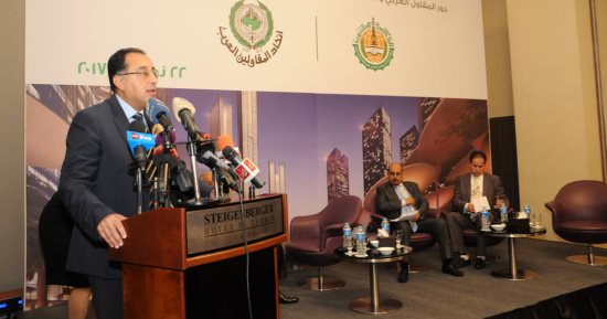 وزير الإسكان يتفقد عدة مشروعات بالعاصمة الإدارية والشروق
