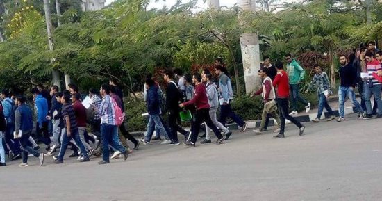 مسيرة صامتة لطلاب كلية إعلام الأزهر بعد وفاة زميلهم فى حادث سير .. فيديو وصور