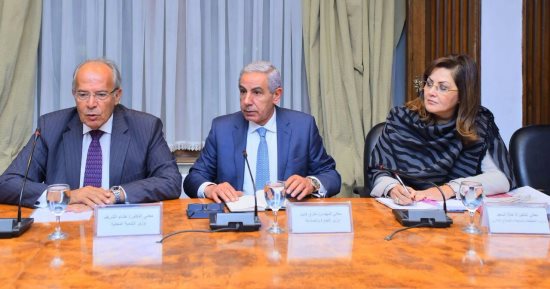 وزراء الصناعة والتخطيط والتنمية المحلية يعتمدون خطة تنمية قنا وسوهاج
