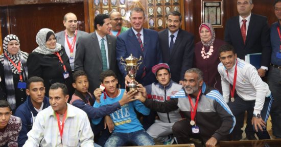 صور .. محافظ كفر الشيخ يكرم فريق الصم لحصولهم على كأس بطولة إقليم الدلتا