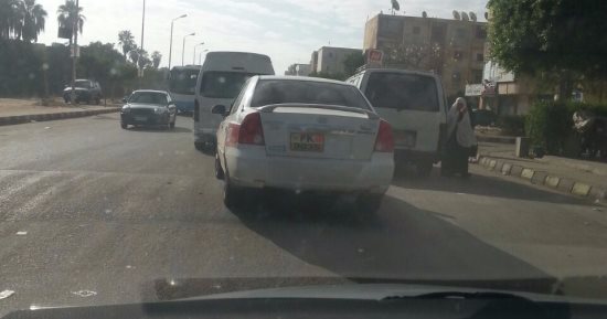 قارئ يرصد سير سيارة أجرة بدون لوحات معدنية فى العاشر من رمضان