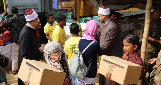 بدء توزيع المساعدات المقدمة من الأزهر الشريف للاجئى الروهينجا فى بنجلاديش.. فيديو