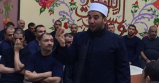 صور .. سجناء جمصة يستمعون للدروس الدينية بمحبسهم