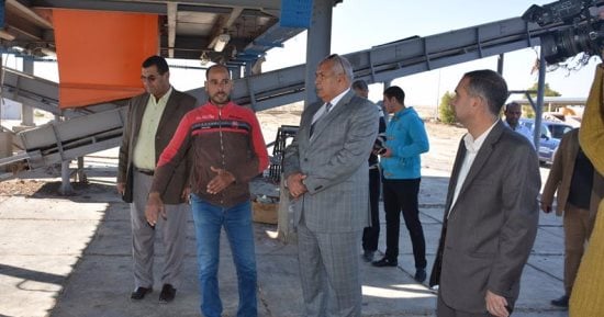 صور.. محافظ الوادى الجديد يتفقد مراحل العمل بمصنعى التمور والمخلفات