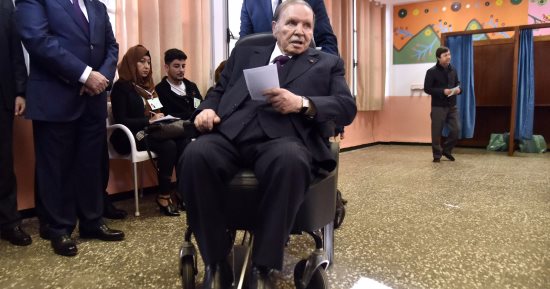 العربية: محتجون يتجاوزون حاجزاً أمنياً باتجاه القصر الرئاسى فى الجزائر