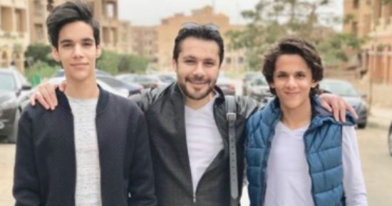 شاهد.. أحمد حسن مع نجليه "حسن والحبيب"