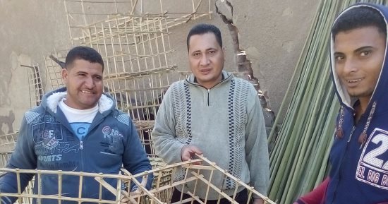 فيديو و صور.. 114 شابا بسوهاج يكافحون البطالة ويصنعون الأقفاص لبيعها للتجار