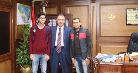 محافظ كفر الشيخ يكرم الطالب أحمد مطر مبتكر علاج سرطان الجلد