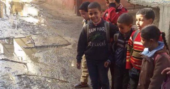 صور.. عزبة المجد فى البحيرة تتحول لبرك من الطين بسبب مياه الصرف الصحى