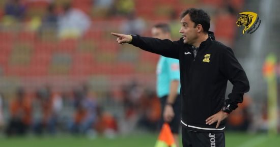 شاهد.. مدرب كهربا يقتحم ملعب الاتحاد والنصر لمساعدة فريقه على التعادل
