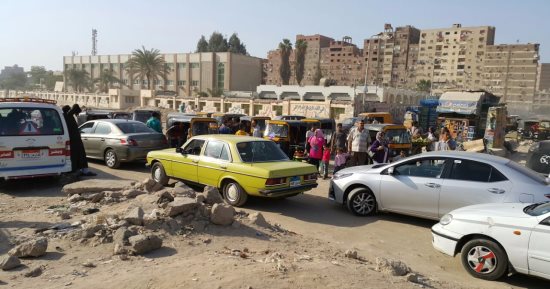صور.. موقف عشوائى لسائقى الميكروباص والتوك توك خلف حديقة بدر بجسر السويس
