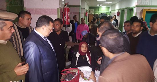 صور.. مدير أمن سوهاج ورئيس الجامعة يطمئنان على الطلاب المصابين بحادث الكوامل