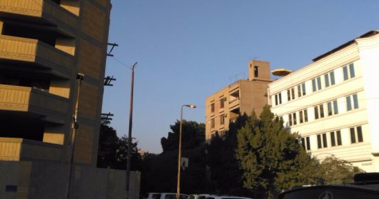 قارئ يرصد أعمدة إنارة مضاءة نهارا أمام محطة مترو حدائق المعادى