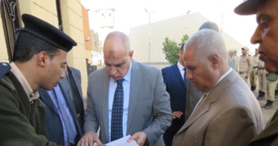 صور.. مساعد وزير الداخلية لقطاع السجون يفاجئ سجن قنا بزيارة تفقدية