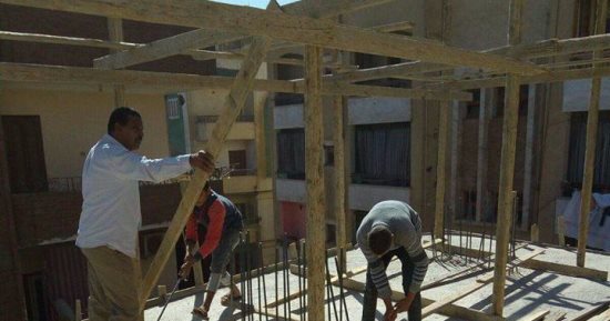إزالة مخالفات أحد الأدوار فى عقار مخالف بسوهاج