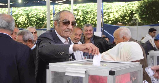 زكريا عزمى يدلى بصوته على التعديلات الدستورية الجديدة