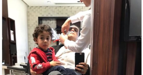شاهد.. آسر ياسين  وابنه "عند الحلاق" 