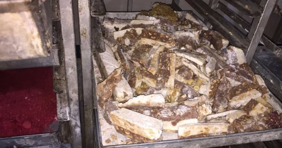قبل المولد النبوى.. شرطة التموين تضبط مصنع حلوى مجهولة بالبساتين .. صور