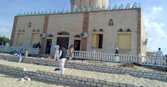 توافد أهالى بئر العبد على المستشفى للتبرع بالدم لمصابى حادث مسجد العريش
