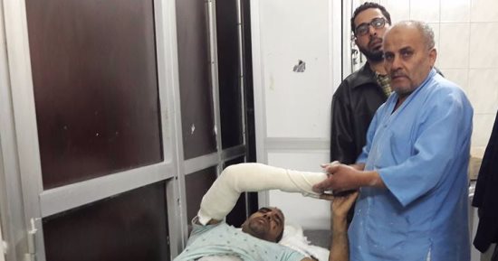 خروج مصابى سقوط جزء من عقار من المستشفى بالمنصورة