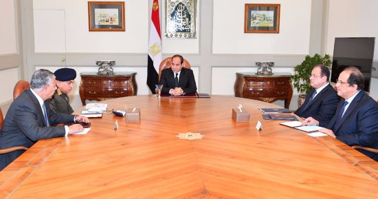 صور.. بدء اجتماع الرئيس باللجنة الأمنية لبحث تداعيات حادث مسجد الروضة بالعريش