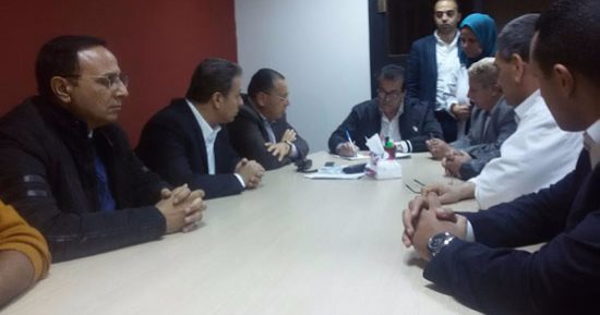 صور.. وزير التعليم العالى يصل الإسماعيلية لمتابعة حالة مصابى حادث العريش