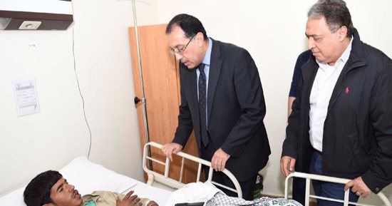 صور.. القائم بأعمال رئيس الوزراء يزور مصابى حادث مسجد العريش الإرهابى بالمستشفيات