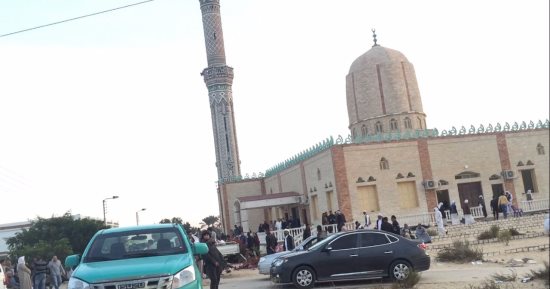 وقفة سلمية أمام ميدان المسلة فى بورسعيد تنديدا بحادث العريش الإرهابى
