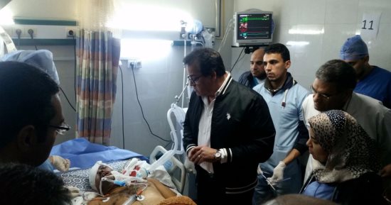 صور..وزير التعليم العالى يزور مصابى حادث مسجد الروضة بمستشفى قناة السويس
