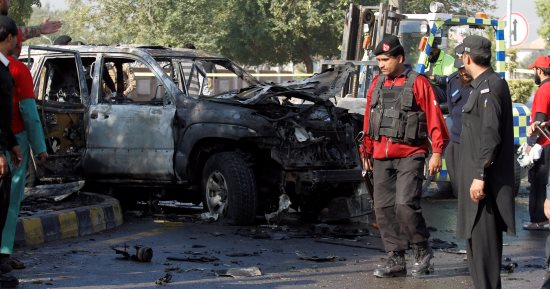 صور.. مقتل شخصين وإصابة 6 أخرين فى انفجار استهدف مسؤول بالشرطة باكستان