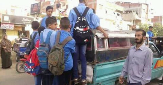 صور.. عربية "صندوق" وسيلة نقل الطلاب فى منطقة "الخط الوسطانى" بكفر الدوار