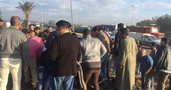 أهالى بالشرقية ينقذون سائقا من الموت بعد انحراف سيارته عن الطريق 
