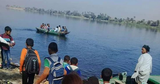 طلاب "الجزيرة لمستجدة" بسوهاج يستقلون مراكب صيد للوصول لمدارسهم